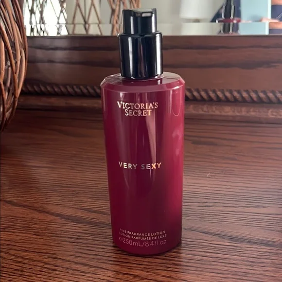 Victoria's Secret Very Sexy Lotion in Deep Red - Picture 1 of 4
